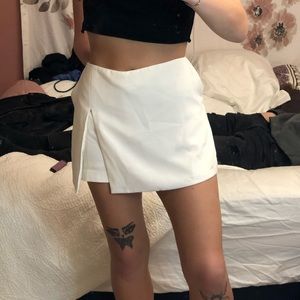 EXPRESS SLIT LEG CREAMY-WHITE SKORT